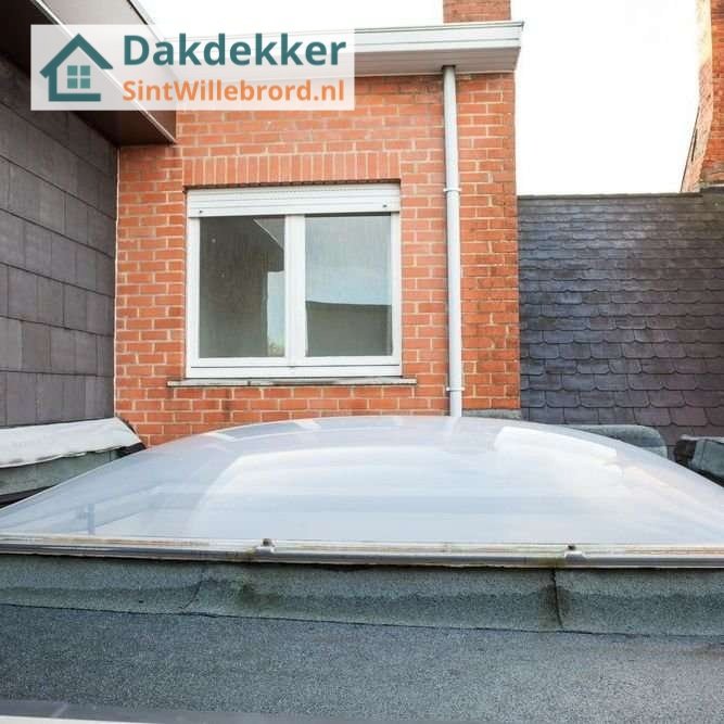 Inspectie van een plat dak in sintwillebrord met lichtkoepel