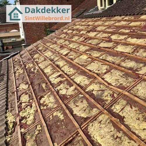 Oude dakisolatie verwijderen en nieuwe plaatsen